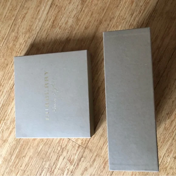 Burberry Box - Picture 3 of 3